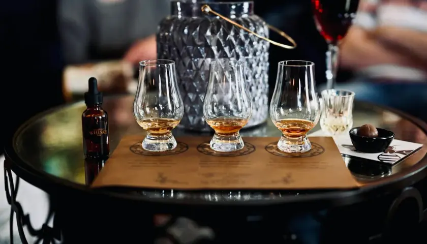 Trzy kieliszki z whisky, buteleczka z kroplomierzem i czekoladka. Idealne na domowy wieczór z degustacją whisky dla 5 osób.