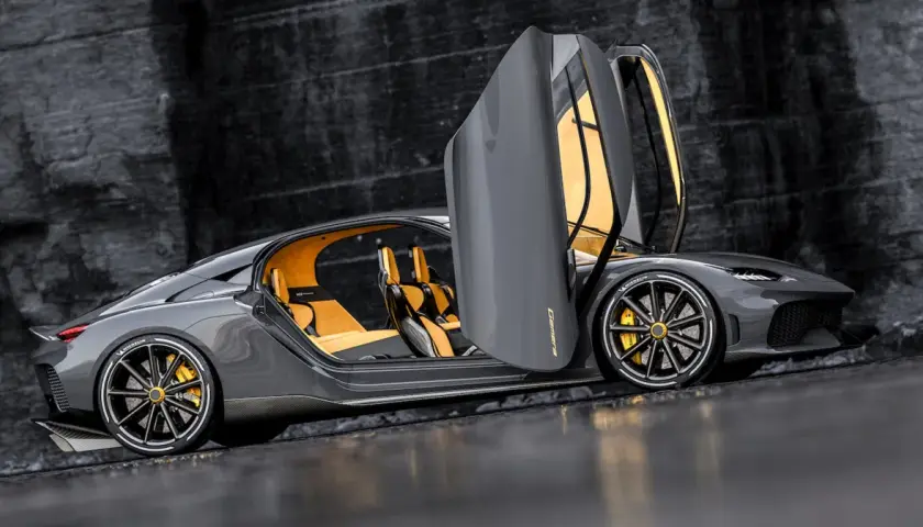 Szary Koenigsegg Gemera z otwartymi drzwiami i żółtym wnętrzem. Poznaj Koenigsegg Gemera cena i możliwości tego cudu techniki.