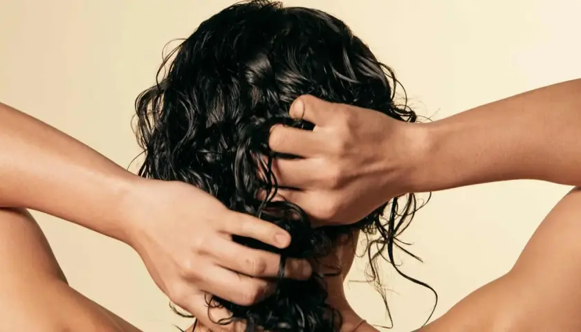 Mujer con cabello encrespado a la izquierda y liso a la derecha, con texto "6 trucos infalibles para eliminar el frizz".