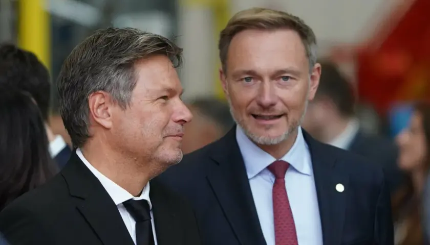Zwei Männer in Anzügen, die über die Zukunft sprechen. Es ist das Jahr der Entscheidung.
