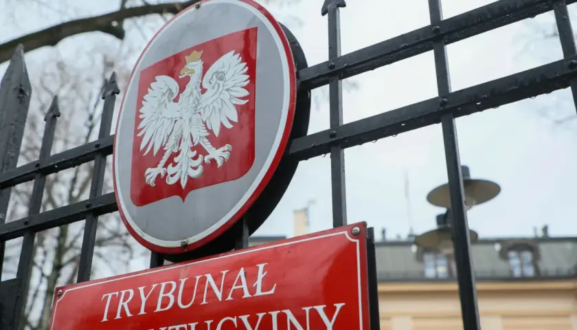 Tablica z godłem Polski i napisem "Trybunał Konstytucyjny" na tle bramy. Analiza prawdy o rzekomym "skoku na Trybunał" w budżecie na 2026 rok.
