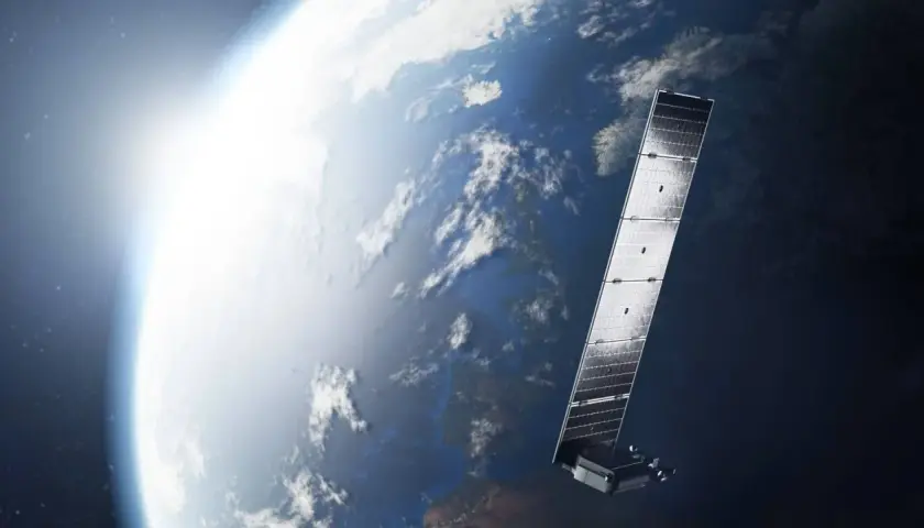 Satelity Starlink na tle Ziemi, z widocznym jasnym blaskiem Słońca.