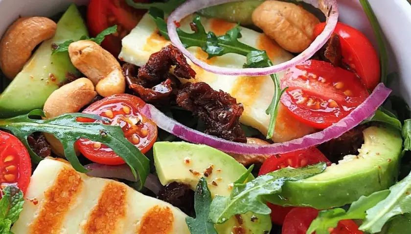 Najlepsza sałatka z serem halloumi i suszonymi pomidorami: przepis krok po kroku
