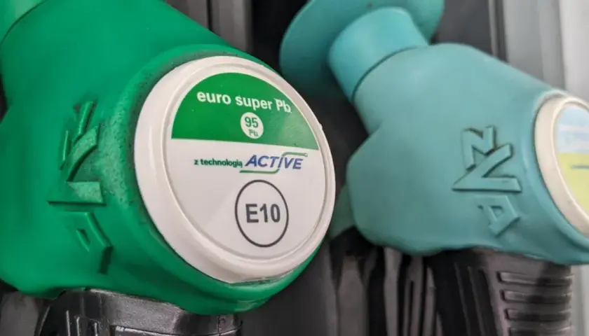 Dwie dysze dystrybutorów paliwa. Zielona dysza z napisem "euro super Pb 95 z technologią ACTIVE E10". Obok turkusowa dysza z napisem "E5".