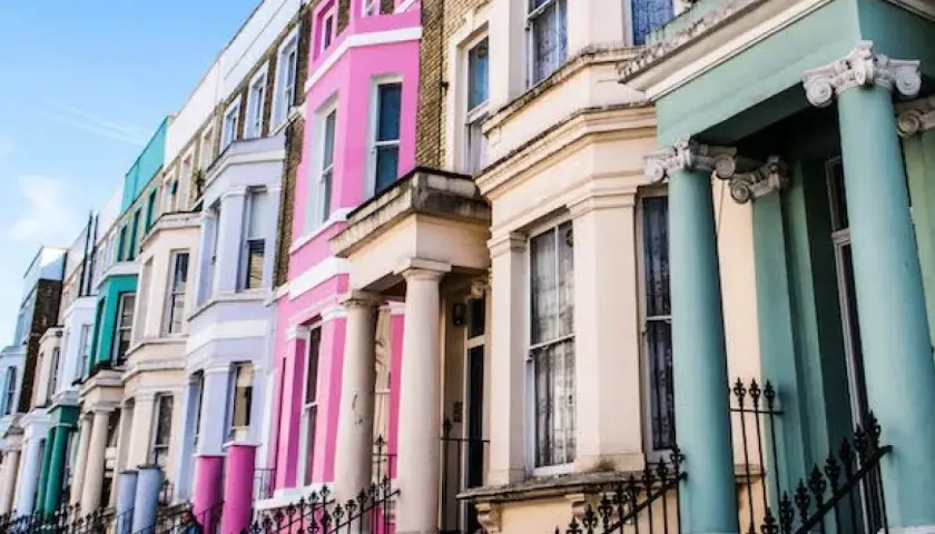 Bunte Häuserfronten in London, ein toller Tipp für Ihre Reise.