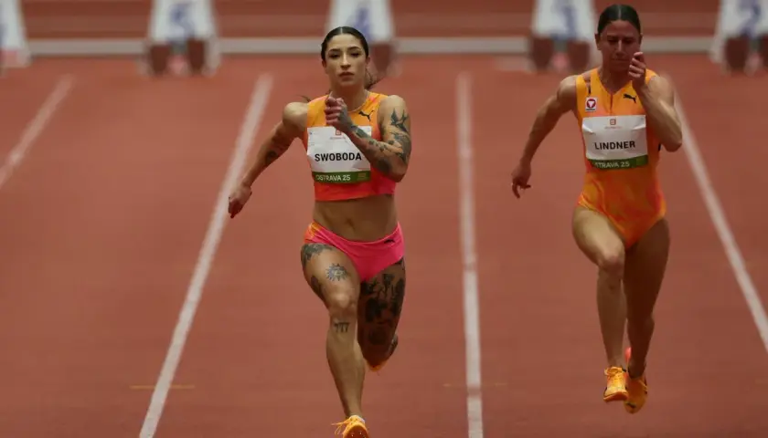 Ewa Swoboda biegnie po rekord na 100 m. Widać jej tatuaże i skupienie na twarzy.