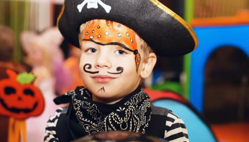 Kleiner Seeräuber mit Piratenhut und einem tollen **Piratenbart schminken**-Gesicht.
