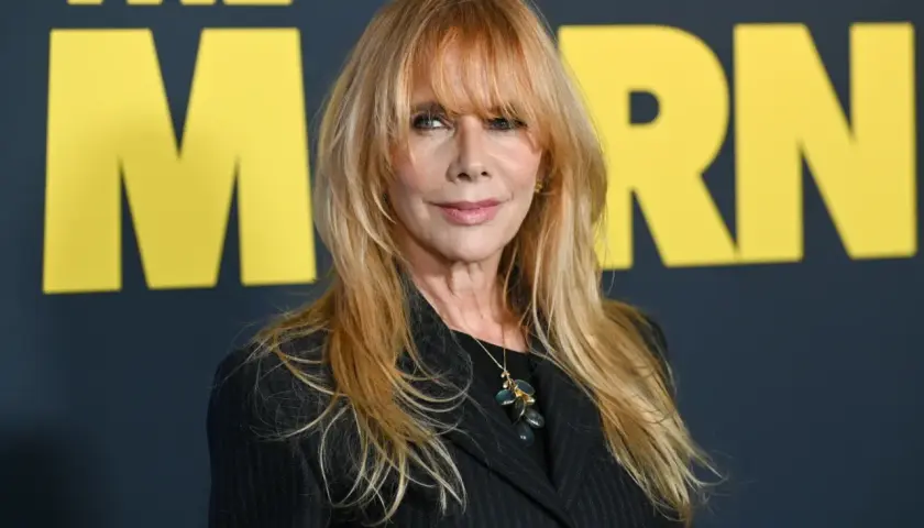 Rosanna Arquette, znana z wielu filmów, na tle żółtego napisu.
