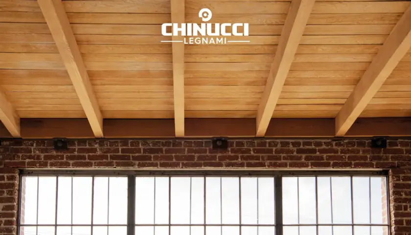 Controsoffitto in legno fai da te con travi a vista e perlinato chiaro. Un tocco rustico e moderno.