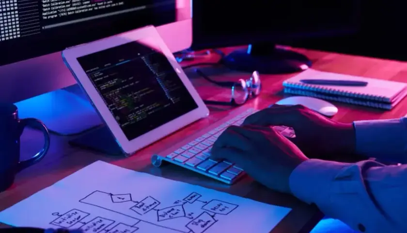 Programista pracuje nad kodem, planując zmiany na stronie głównej WordPress.