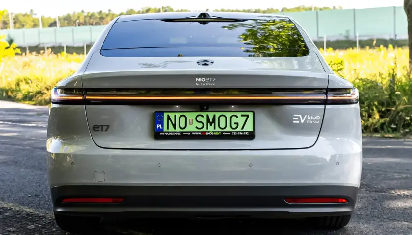 Tył eleganckiego NIO ET7 z tablicą "NO SMOG7" i napisem "Nr 1 w Polsce".