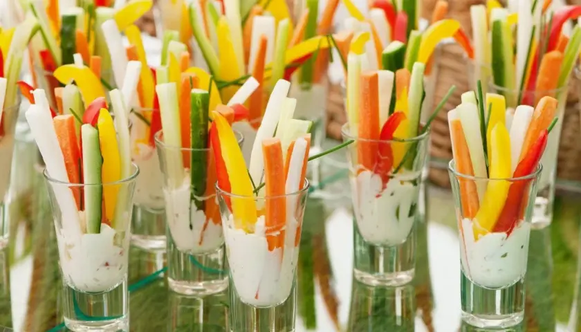 Kolorowe warzywa pokrojone w słupki, podane w kieliszkach z dipem. Idealne finger food opakowania na przyjęcie.