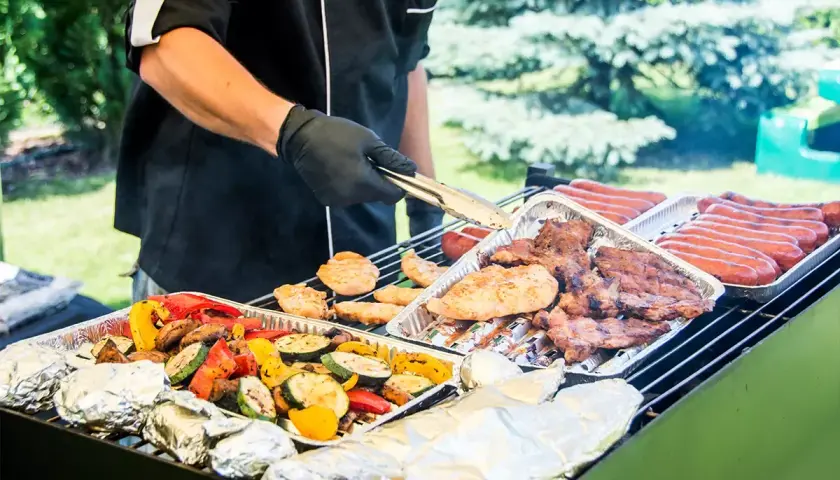 Grill mistrza kuchni: mięsa, warzywa i kiełbaski. Sprawdź nasz catering grill cennik na imprezę plenerową.