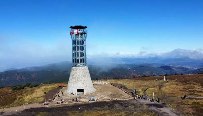 Wieża widokowa na szczycie masywu Śnieżnika, z której rozciąga się panorama na okoliczne góry.