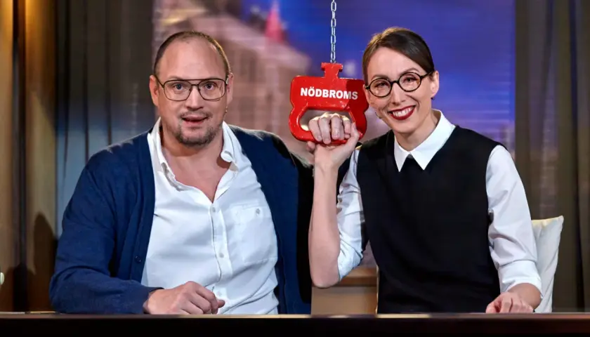 Jonatan Unge på spåret, med en röd nödbroms i handen.