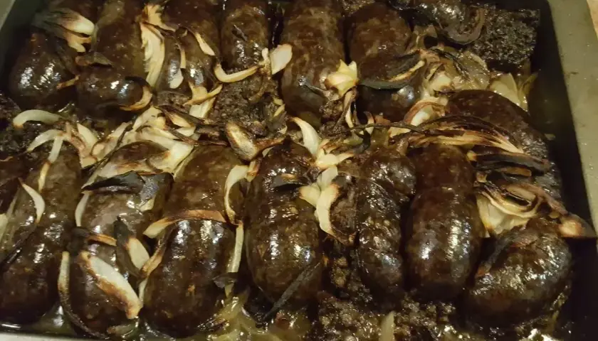 Pyszna kaszanka z piekarnika, pieczona z cebulką. Aromatyczna i soczysta, idealna na obiad.