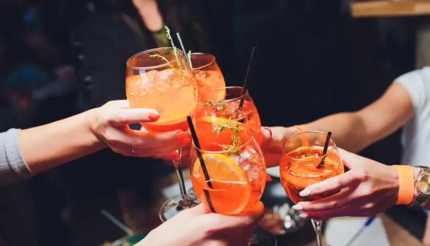 Najlepszy przepis na spritzer drink – orzeźwiający napój na lato
