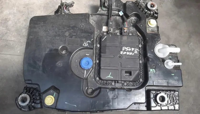 Zbiornik płynu FAP do Peugeot 508 2.0 HDI. Znajduje się tuż pod podłogą pojazdu, po prawej stronie.