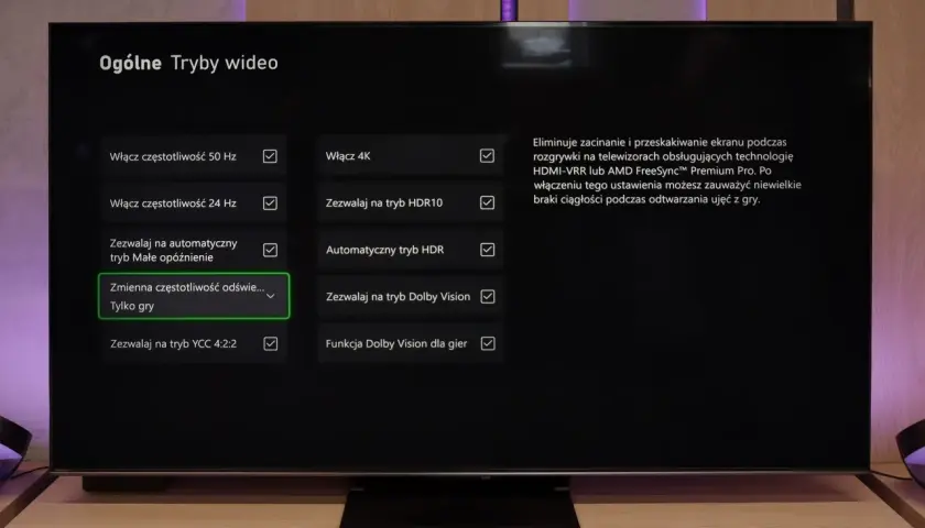 Menu ustawień telewizora Hisense z opcjami trybów wideo, takimi jak 4K, HDR i Dolby Vision.