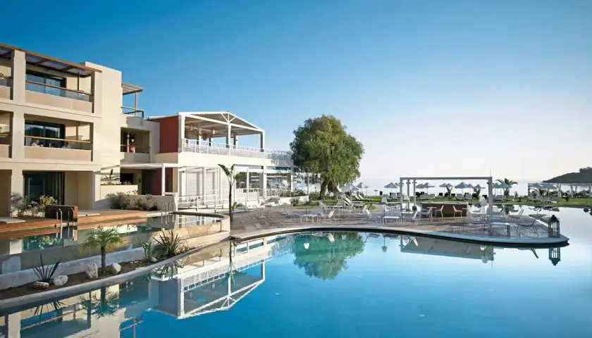 Luksusowy hotel Atlantica z basenem i widokiem na morze.