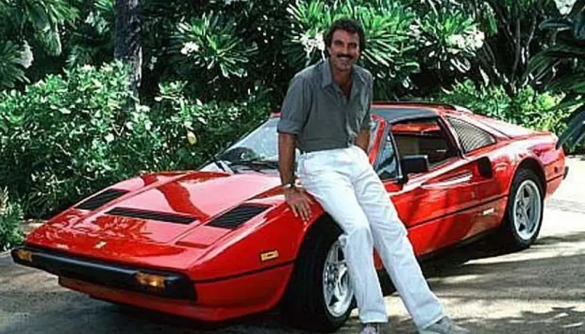 Magnum detektyw z hawajów obsada: Tom Selleck w czerwonym Ferrari, gotowy na kolejną przygodę.