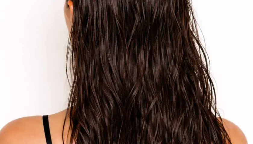 Mörkt, glansigt hår med en perfekt wetlook-effekt.