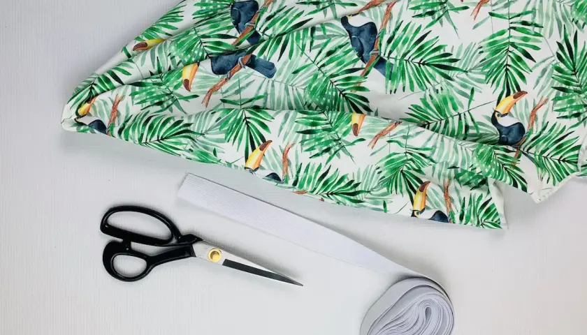 Rozcięcie w spódnicy DIY: 4 proste kroki, odmień swój styl!