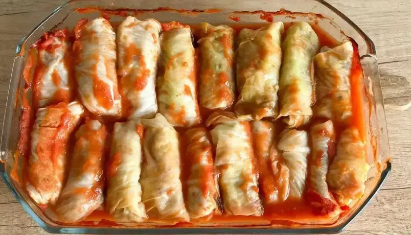 Pyszne gołąbki w sosie pomidorowym, gotowe do pieczenia w piekarniku.