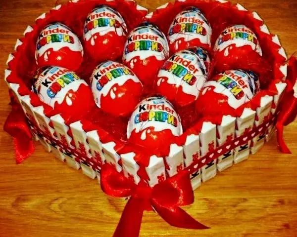 Jak zrobić tort ze słodyczy Kinder, który zachwyci każdego smakosza