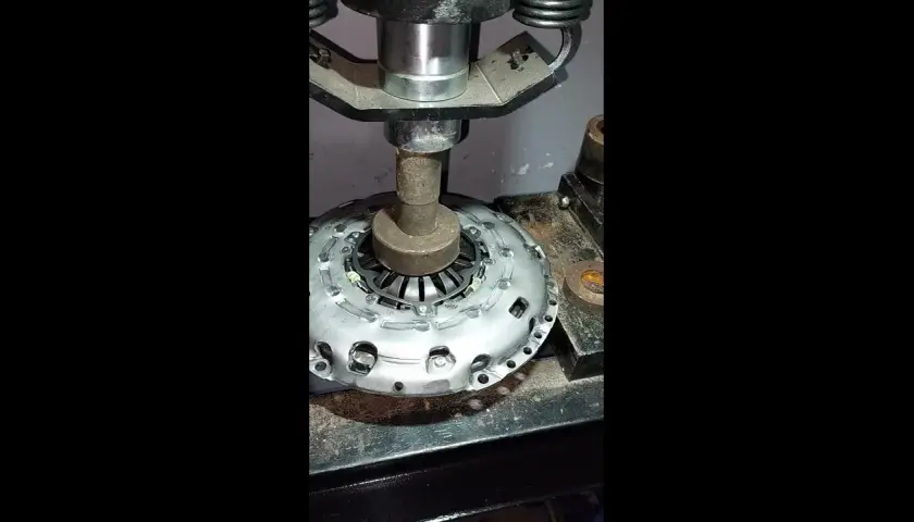 Jak cofnąć docisk sprzęgła LuK bez ryzyka uszkodzenia mechanizmu