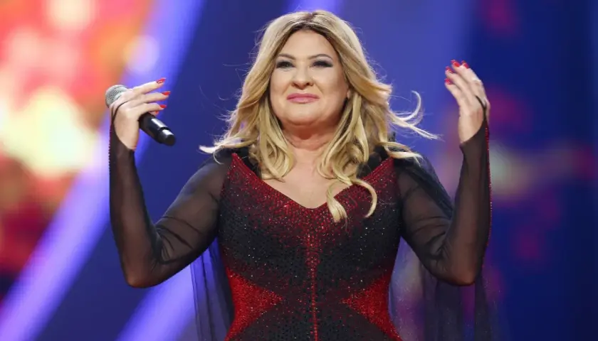 Beata Kozidrak na scenie, w błyszczącej sukni, śpiewa do mikrofonu. Ile Beata Kozidrak ma lat? Tego nie widać po jej energii!