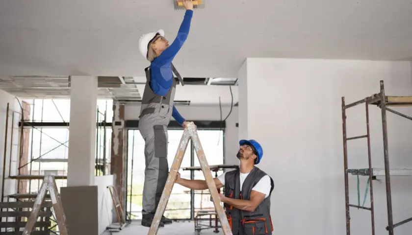 Pękający sufit w starym domu? Diagnoza i trwała naprawa DIY