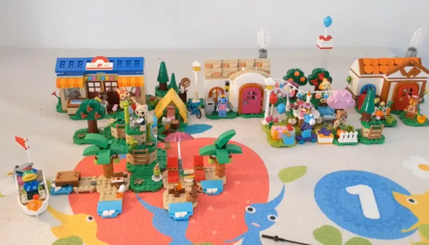 Lego-Nachbau einer Animal Crossing-Insel mit Häusern, Strand und Figuren.