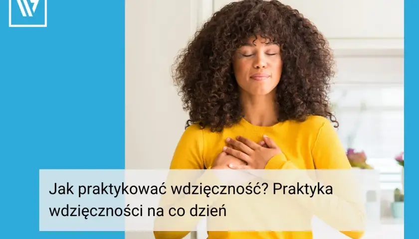 Kobieta z zamkniętymi oczami kładzie dłonie na sercu, praktykując wdzięczność. Jak pielęgnować wdzięczność na co dzień?
