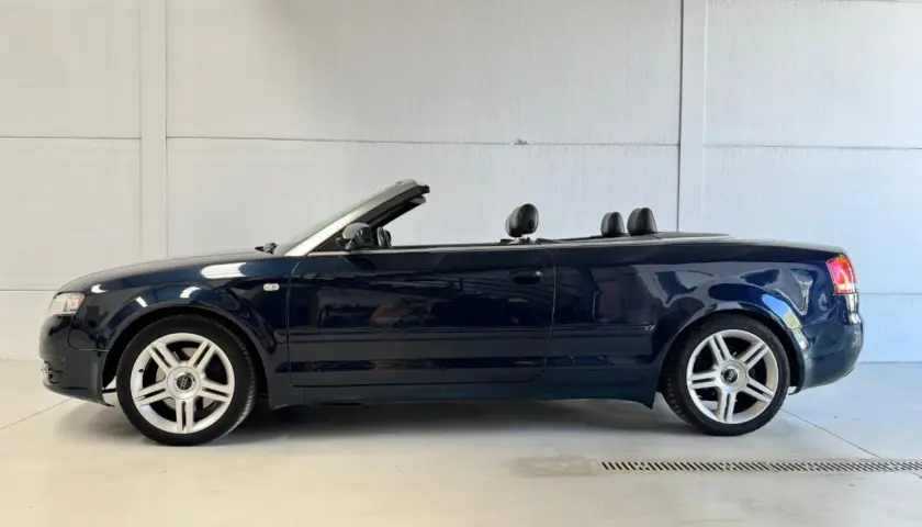 Audi A4 1.8T 163cv descapotable azul oscuro, ideal para disfrutar del sol. Opiniones positivas sobre su rendimiento.