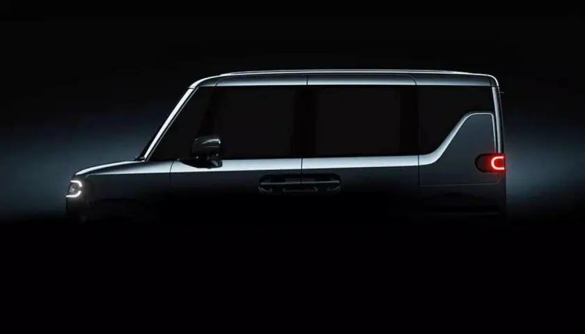 Ciemny, nowoczesny **Daihatsu** z charakterystycznym światłem tylnym w kształcie litery C i futurystycznymi światłami z przodu.
