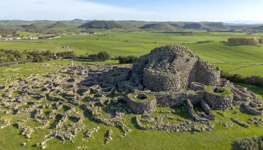 Antiche rovine di un nuraghe in Sardegna, testimonianza di a cosa servivano i nuraghi: difesa, abitazione e centro comunitario.
