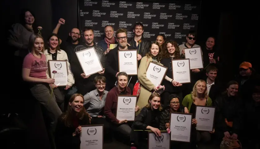 Gruppbild med vinnare av Tempo Dokumentärfestival. Många håller upp diplom, som en del av rollistan i Goliat (film).