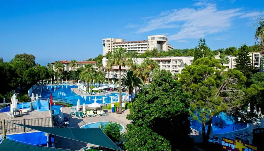 Luksusowy hotel z basenami i palmami, idealne miejsce na wakacje. Barut Hemera zaprasza!