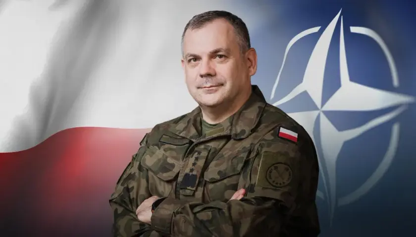 Generał Rajmund Andrzejczak, szef sztabu generalnego wojska polskiego, na tle flagi Polski i NATO.