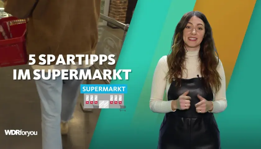 Frau erklärt 5 Spartipps im Supermarkt, um Geld zu sparen. Links eine Person mit Einkaufskorb.