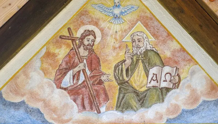 Darstellung der heiligen Dreifaltigkeit: Gott Vater mit Buch, Sohn mit Kreuz und Heiliger Geist als Taube.
