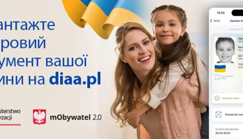 Jak dodać dziecko do mObywatel? Na ekranie telefonu widać cyfrowy dokument dziecka. Uśmiechnięta mama z córką na plecach.