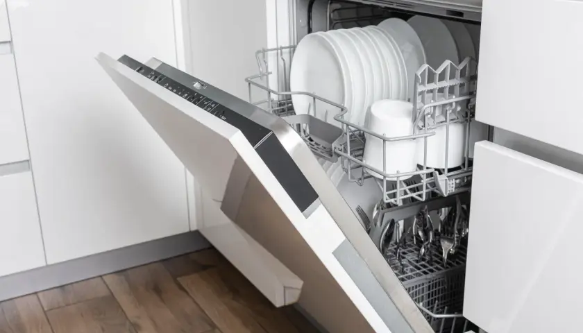 Otwarta zmywarka Electrolux z pełnym załadunkiem naczyń. Pojawił się błąd i30, co oznacza problem z dopływem wody.