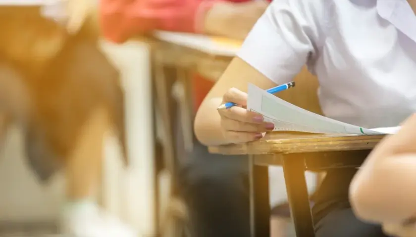 Uczeń pisze test, starając się zdobyć jak najwięcej punktów za oceny.