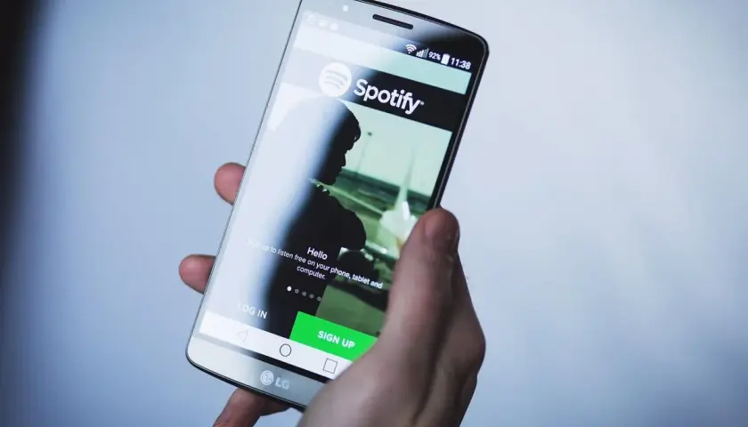 Dłoń trzyma smartfon z ekranem Spotify. Czas na podsumowanie roku, kiedy Spotify Wrapped!