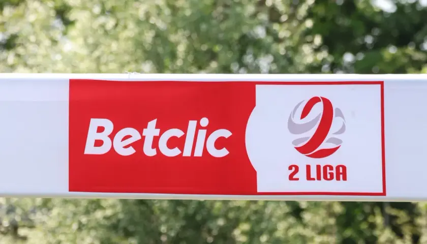 Logo Betclic i 2 Liga. Kto awansuje? Czekamy na rozstrzygnięcia w tabeli.