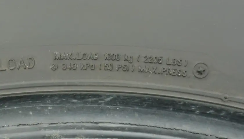 Napisy na oponie: MAX.LOAD 1000 kg, 340 kPa (50 PSI) MAX.PRESS.