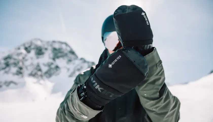 Narciarz w rękawicach z membraną GORE-TEX, gotowy na górskie przygody.