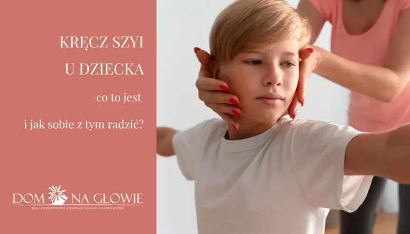 Delikatne badanie głowy chłopca, by sprawdzić kręcz szyi u dziecka. Poradnik dla rodziców.